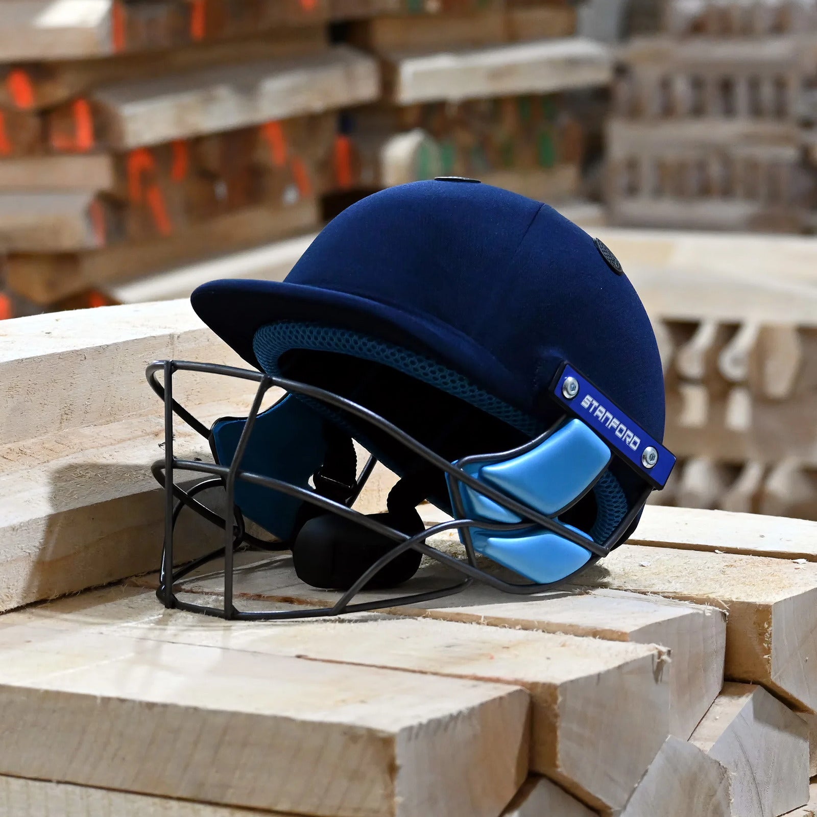 master PRO helmet_0000_creative